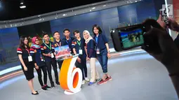 Sejumlah peserta finalis berpose saat media tour ke redaksi berita di Sctv Tower, Jakarta (15/11). Finalis Citizen Journalist Academy Energi Muda Pertamina berasal dari 3 kota Semarang, Balikpapan dan Jakarta. (Liputan6.com/Helmi Afandi)