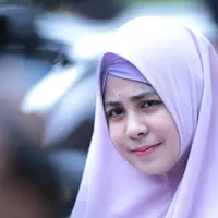 Risty Tagor bersama kuasa hukumnya datang terlambat, sidang kali ini berangendakan kesimpulan tertulis dari kedua belah pihak. (Adrian Putra/Bintang.com)