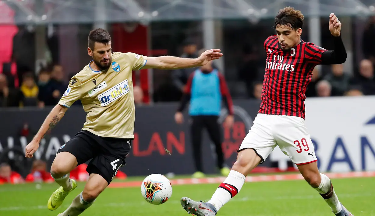 Pemain AC Milan Lucas Paqueta (kanan) berebut bola dengan pemain SPAL Nenad Tomovic pada pertandingan Liga Italia di Stadion San Siro, Milan, Italia, Kamis (31/10/2019). AC Milan menang 1-0 atas SPAL. (AP Photo/Antonio Calanni)