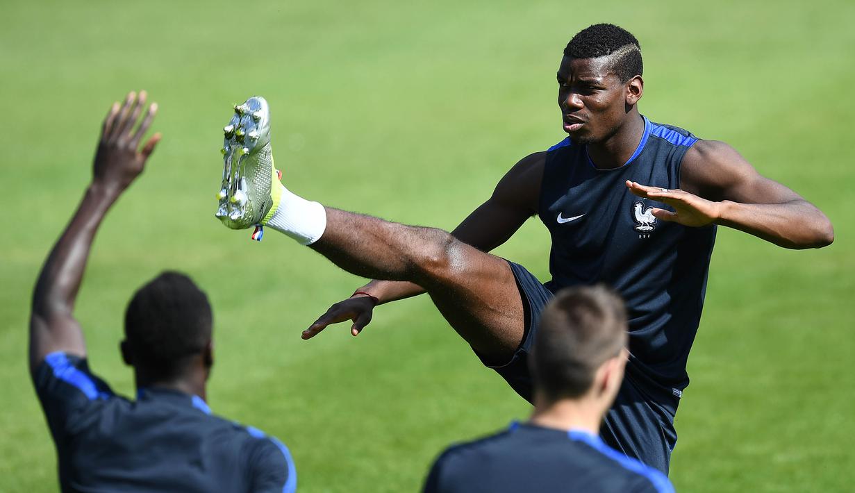 Paul Pogba tengah melakukan pemanasan pada sesi latihan bersama timnas Prancis sebelum laga Final Piala Eropa 2016 melawan Portugal di Clairefontaine-en-Yvelines, Paris, (9/7/2016). (AFP/Franck Fife)
