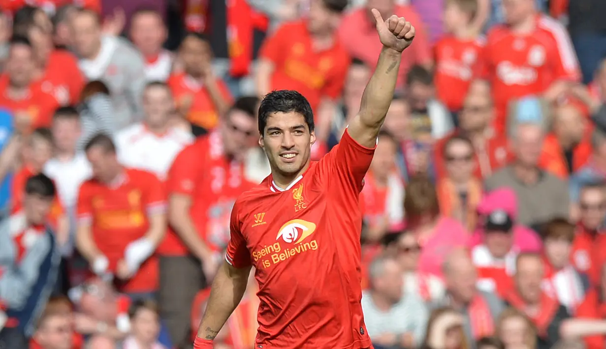 <p>Luis Suarez. Striker Uruguay berusia 35 tahun yang baru saja bergabung dengan Gremio pada tengah musim 2022/2023 ini tercatat pernah memperkuat Liverpool selama 3,5 musim dan menjadi pembelian termahal kelima The Reds pada bursa transfer musim dingin sepanjang sejarah. Ia didatangkan dari Ajax Amsterdam pada bursa transfer musim dingin 2010/2011 dengan nilai transfer 26,5 juta euro atau kini setara Rp441 miliar. (AFP/Paul Ellis)</p>