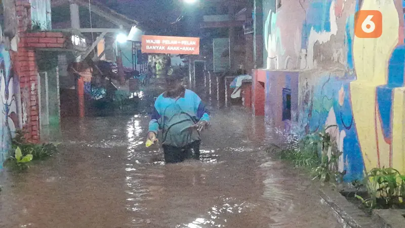 Wilayah Kelurahan Tukang Kayu Lebak Kecamatan Banyuwangi Kota terendam Banjir akibat luapan Sungai Kalillo (Hermawan Arifianto/Liputan6.com)