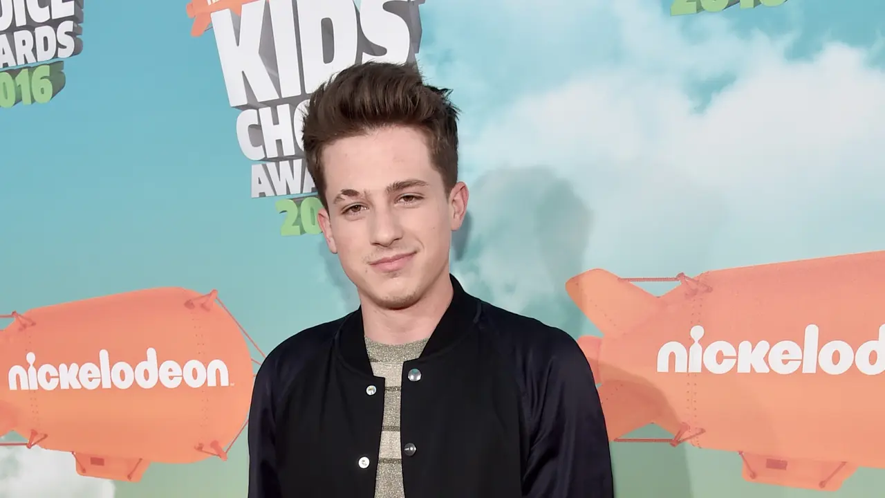 [Bintang] Kedekatan Charlie Puth dan Selena Gomez: Kami Hanya Teman Baik