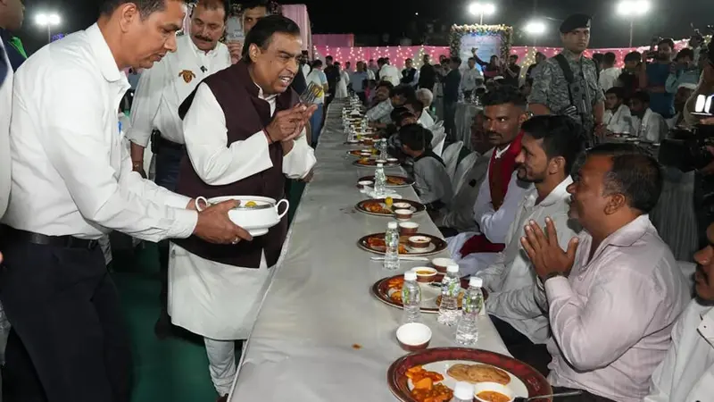 Orang terkaya India Mukesh Ambani memulai pesta prewedding atau perayaan menjelang pernikahan putranya dengan memberi makan lebih dari 50.000 orang di kampung halamannya. (Reliance/AFP)