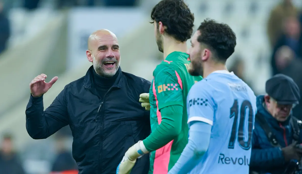 Pelatih Manchester City, Pep Guardiola, tidak mampu menyembunyikan rasa bangga setelah anak asuhnya sukses menaklukkan Newcastle United 3-1 di St James' Park, Minggu (8/3/2026) dini hari WIB. (AP Photo/Ian Hodgson)