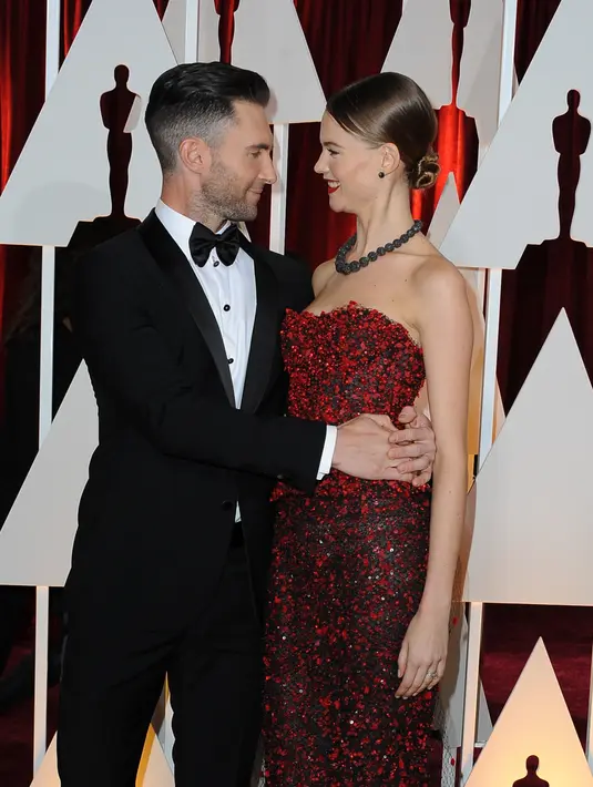 Adam Levine dan Behati Prinsloo pun begitu antusias menanti kelahiran putri pertama mereka. Meski kerap dikabarkan isu perselingkuhan dan hendak cerai, Adam segera menepis kabar tersebut dengan makin mesra dengan istrinya. (AFP/Bintang.com)