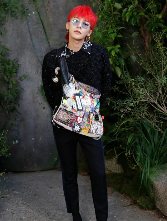 G-Dragon menjadi salah satu idola Korea yang diperhitungkan di dunia fashion. Bahkan majalah Vogue mengakui jika G-Dragon berpengaruh di dunia fashion. Ia juga label fashion sendiri yang bernama Peaceminusone. (Foto: vogue.com)