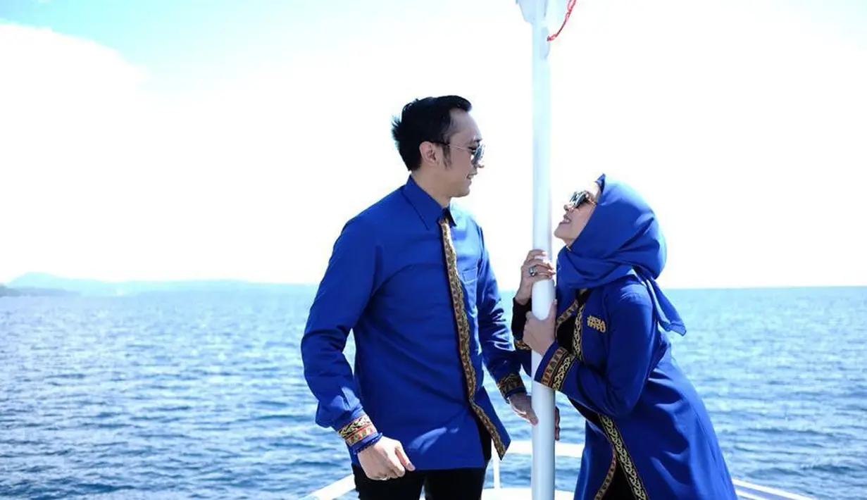 Delapan tahun menikah, kini keduanya sudah dikarunia tiga buah hati, yakni Airlangga Satriadhi Yudhoyono,  Pancasakti Maharajasa Yudhoyono dan Gayatri Idalia Yudhoyono. (Liputan6.com/IG/ruby_26)