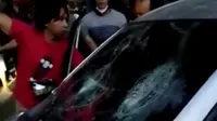 Dengan nada kesal salah seorang petugas meminta pelaku tabrak liar untuk keluar dari kendaraan, setelah sebelumnya terlibat dalam beberapa kecelakaan di beberapa jalur di Garut, Jawa Barat. (Liputan6.com/Jayadi Supriadin)