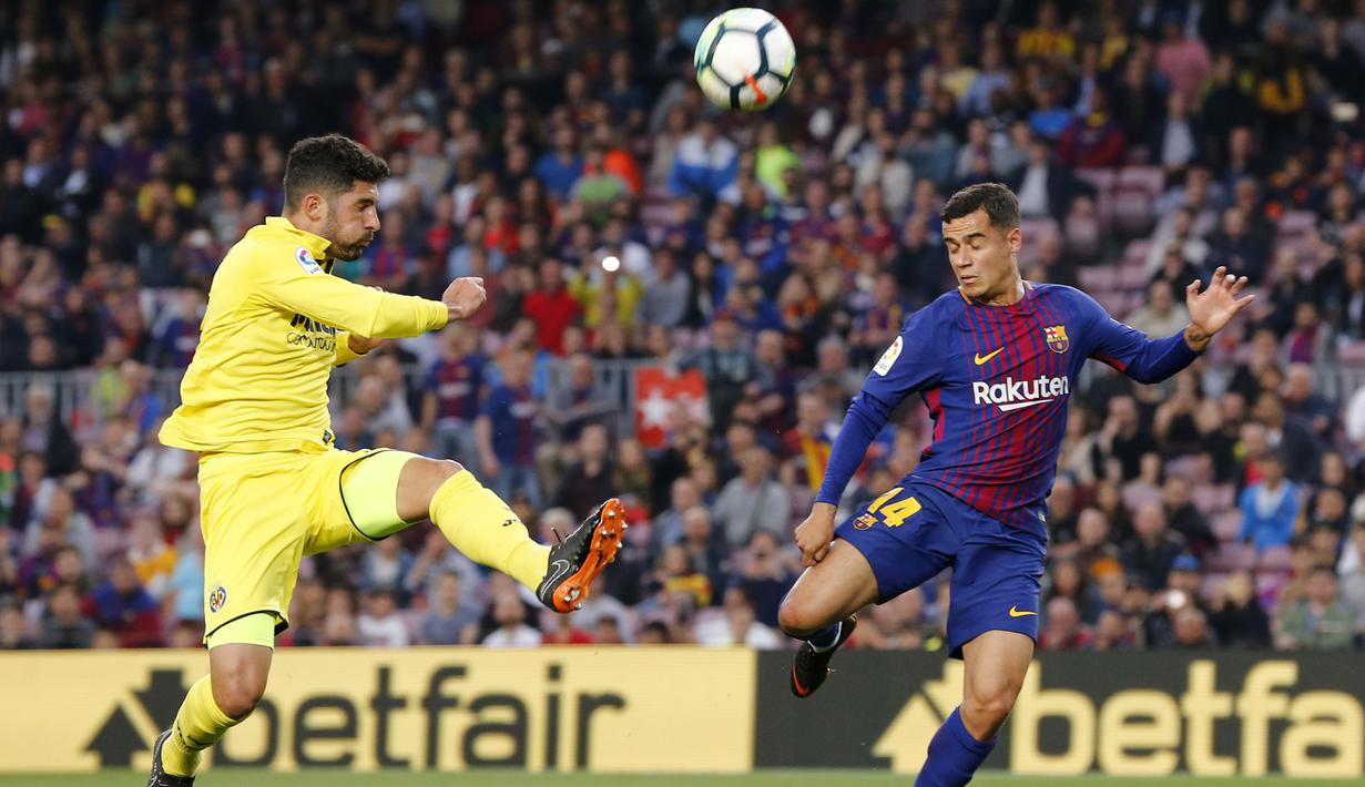 Duel pemain Villarreal, Alvaro Gonzalez (kiri) dan pemain Barcelona, Philippe Coutinho pada laga La Liga Santander di Camp Nou stadium, Barcelona, (9/5/2018). Barcelona menang telak 5-1. (AFP/Pau Barrena)