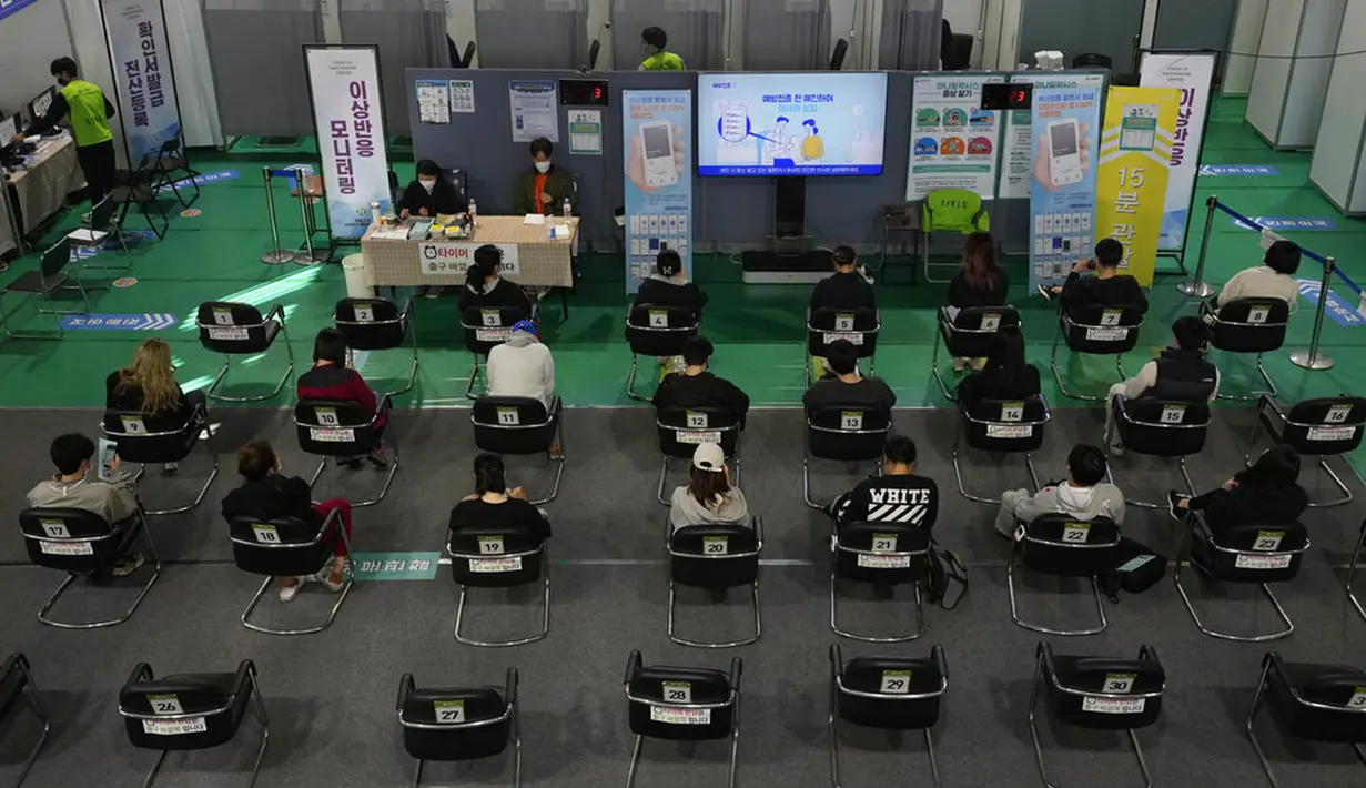 Warga menunggu untuk dipantau kemungkinan efek sampingnya setelah menerima vaksin COVID-19 Pfizer di pusat vaksinasi di Seoul, Korea Selatan, 25 Oktober 2021. Korea Selatan telah mencapai tujuannya untuk memvaksinasi 70 persen dari 52 juta penduduknya. (AP Photo/Ahn Young-joon)