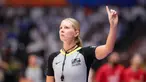 Wasit Jenna Jordan Reneau memberikan isyarat saat laga Grup P Piala Dunia FIBA 2023 antara Pantai Gading melawan Lebanon di Indonesia Arena, Senayan, Kamis (31/08/2023). Reneau merupakan salah satu dari tiga wasit yang ditunjuk FIBA untuk ajang Piala Dunia Basket 2023. (Bola.com/Bagaskara Lazuardi)