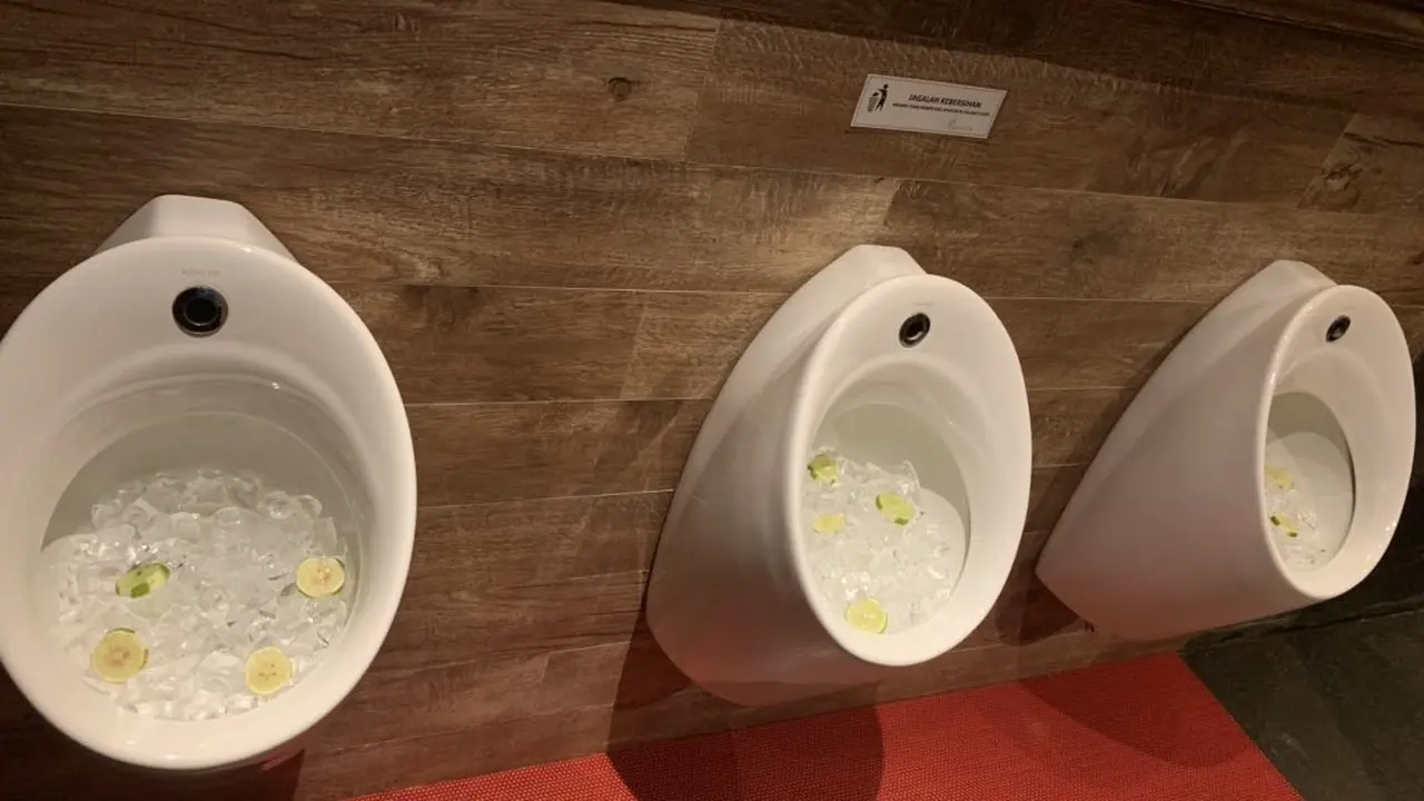 Urinoir yang berisi es.