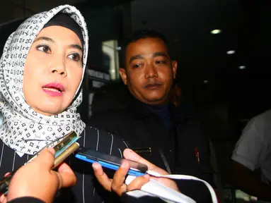  Mantan Bupati Kendal periode 2010-2015 Widya Kandi Susanti usai menjalani pemeriksaan di Gedung KPK, Jakarta, Rabu (17/2). KPK Periksa Mantan Bupati Kendal Terkait dalam kasus anggota Komisi V DPR RI Damayanti. (Liputan6.com/Helmi Afandi)