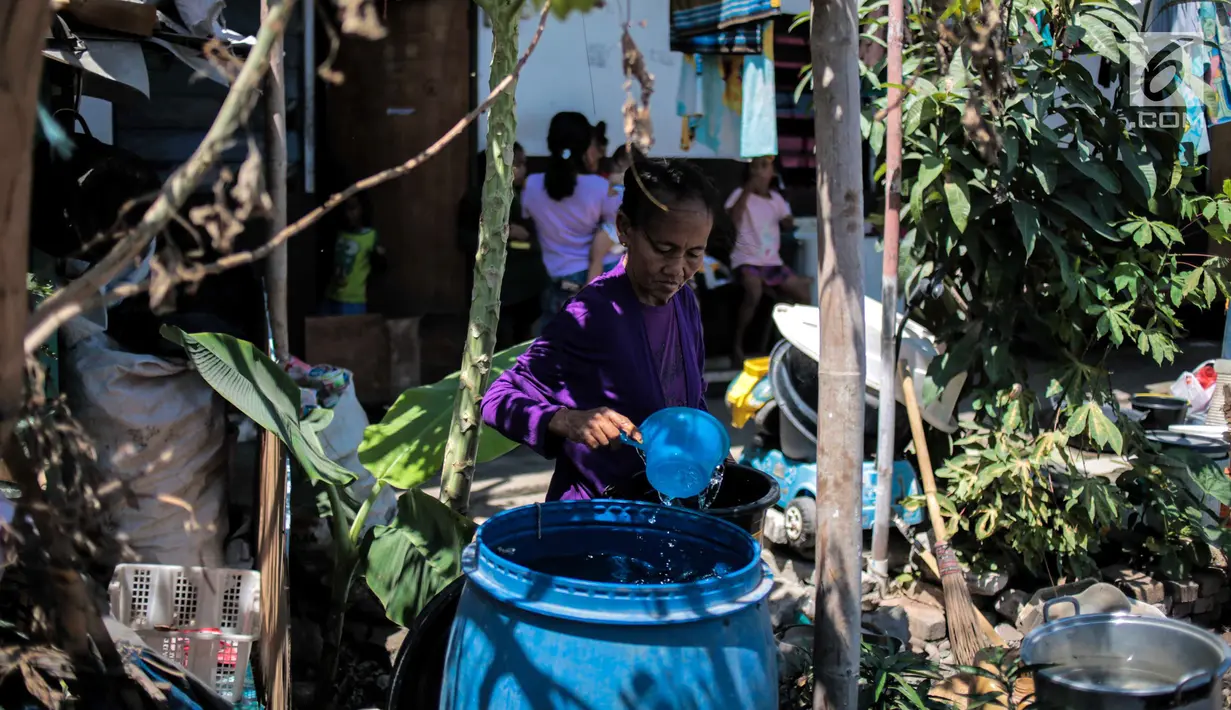 Warga aktivitas di dekat "shelter" atau hunian sementara di Kampung Akuarium, Jakarta, Kamis (22/8/2019). Warga Kampung Akuarium berharap Pemprov DKI Jakarta segera menyediakan hunian tetap di kawasan tersebut setelah dua tahun menempati hunian sementara. (Liputan6.com/Faizal Fanani)