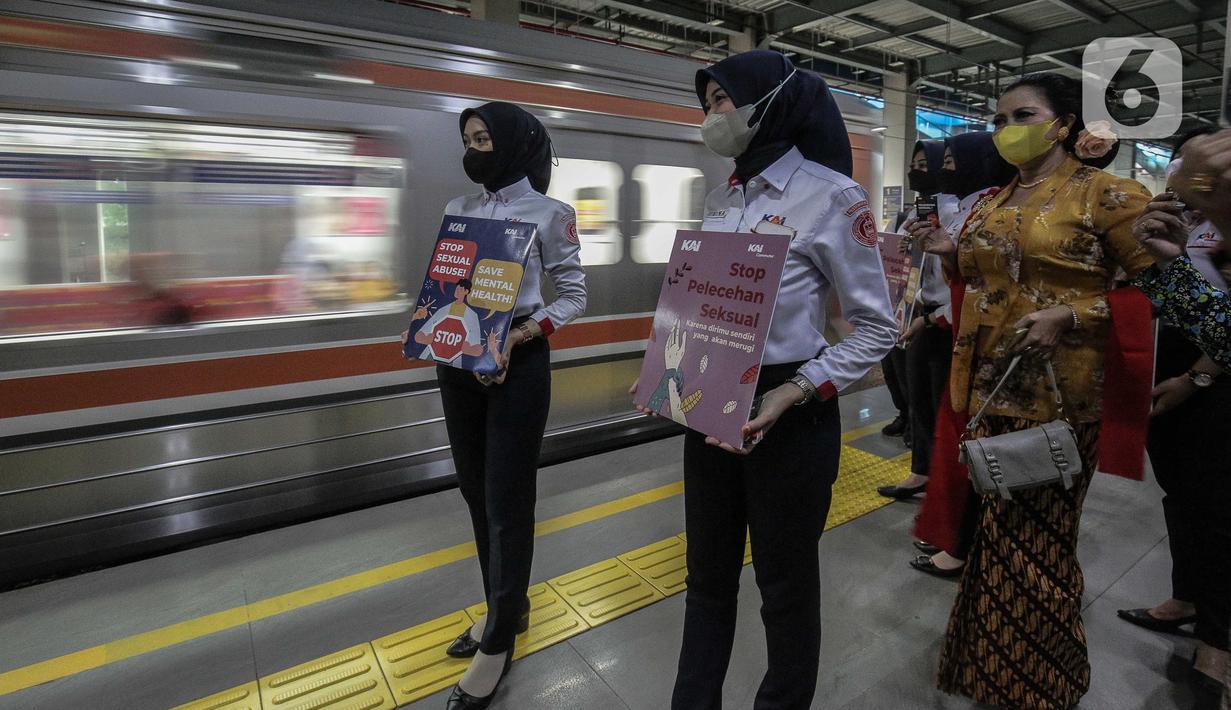 Petugas KAI Commuter bersama Komunitas Pelestari Budaya Indonesia membawa poster serta sticker saat melakukan kampanye cegah tindak kekerasan dan pelecehan seksual di dalam gerbong KRL di Stasiun BNI City, Jakarta, Kamis (22/12/2022). Kampanye sekaligus untuk memperingati Hari Ibu dilakukan KAI Commuter untuk menggugah kesadaran masyarakat agar tidak melakukan tindakan kekerasan dan pelecehan seksual di transportasi umum, khususnya KRL. (Liputan6.com/Faizal Fanani)