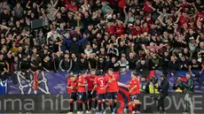 Pemain Osasuna merayakan gol yang dicetak oleh Ante Budimir ke gawang Barcelona pada laga Liga Spanyol di Stadion El Sadar, Sabtu (28/9/2024). (AFP/Cesar Manso)