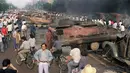 4 Juni 1989, untuk mencegah pergerakan pasukan ke Lapangan Tiananmen, Tiongkok, lebih dari 20 kendaraan lapis baja dibakar para demostran. (AFP PHOTO/MANUEL Ceneta)