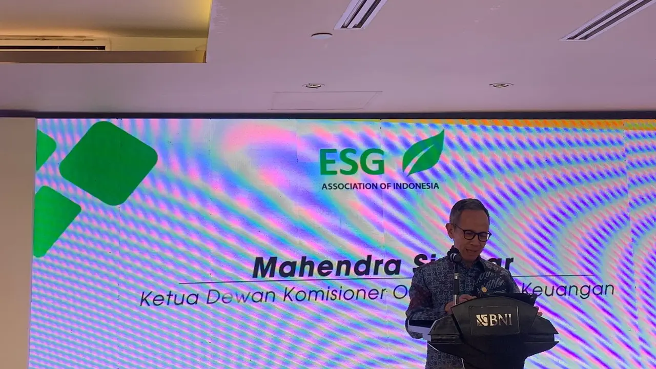 Ketua Dewan Komisioner OJK Mahendra Siregar, dalam acara peluncurkan Asosiasi ESG AI di Graha BNI, Jakarta pada Senin (28/8/2023). (Tasha/Liputan6.com)