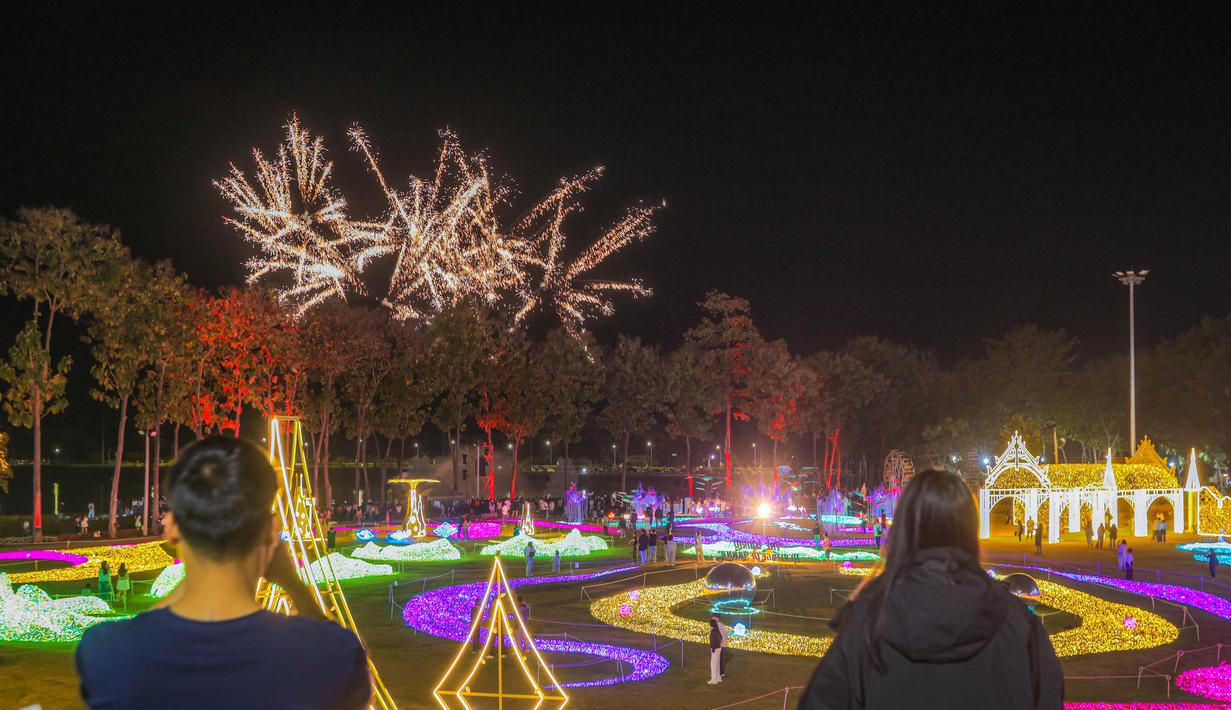 Karya seni yang menampilkan parade bunga berwarna-warni, rangkaian bunga raksasa, serta karya seni hortikultura khas Thailand Utara di Charming Chiang Mai Flower Festival pada Kamis (11/12/2025). (Bola.com/Bagaskara Lazuardi)