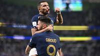 Selebrasi pemain timnas Prancis, Olivier Giroud dan Kylian Mbappe usai mencetak gol ke gawang Polandia dalam pertandingan 16 besar Piala Dunia 2022 yang berlangsung di Al Thumama Stadium, Doha, Qatar, Minggu (4/12/2022). (AFP/Kirill&nbsp;Kudrayavtsev)