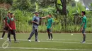 Pelatih Timnas Indonesia U-16, Fakhri Husaini memberi arahan pada pemain saat latihan seleksi di Lapangan NYTC, Sawangan, Depok, Senin (27/3). 55 pemain mengikuti latihan seleksi masuk Timnas Indonesia U-16. (Liputan6.com/Helmi Fithriansyah)