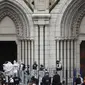 Polisi Prancis dan petugas forensik bekerja menangani kasus penikaman di gereja Notre Dame di Nice, Prancis, pada Kamis (29/10/2020). (Foto credit: AP/Daniel Cole)