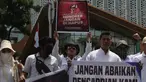 Massa dari Aliansi Honorer Non Database BKN Gagal Calon Pegawai Negeri Sipil (CPNS) Indonesia menggelar Aksi Damai Jilid 2 Nasional di kawasan Silang Selatan Monumen Nasional, Jakarta Pusat, pada Senin (17/11/2025). (merdeka.com/magang/Rendi Saputra)