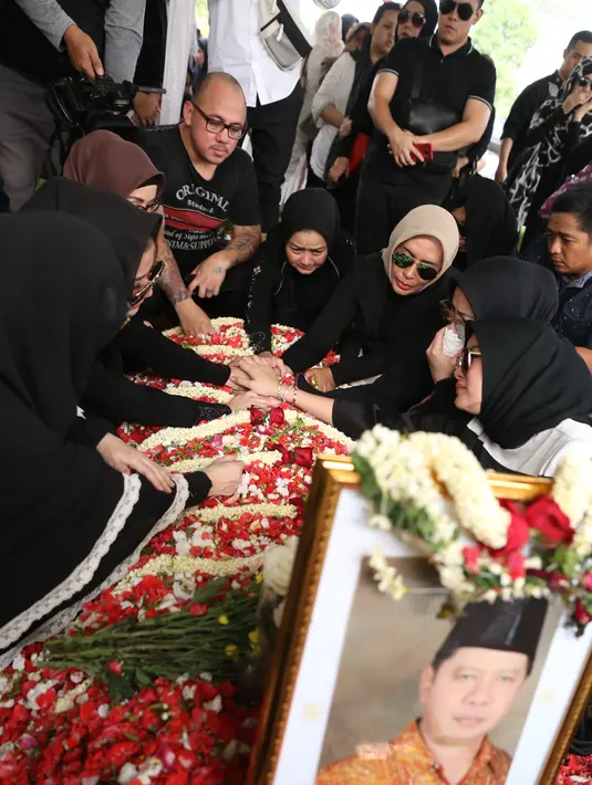 Pemakaman Ayah Olla Ramlan