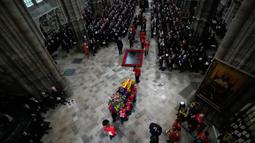 Peti mati Ratu Elizabeth II dibawa ke Westminster Abbey untuk dimakamkan, London, Inggris, Senin (19/9/2022). Ratu Elizabeth II dimakamkan setelah disemayamkan selama empat hari penuh. (AP Photo/Frank Augstein, Pool)