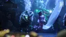 Seorang wanita berenang di antara barongsai dalam pertunjukan bertajuk The Battle of Yin Yang di Aquarium Utama Seaworld Ancol, Jakarta, Senin (12/2). Atraksi ini akan berlangsung pada 16-18 Februari. (Liputan6.com/Arya Manggala)