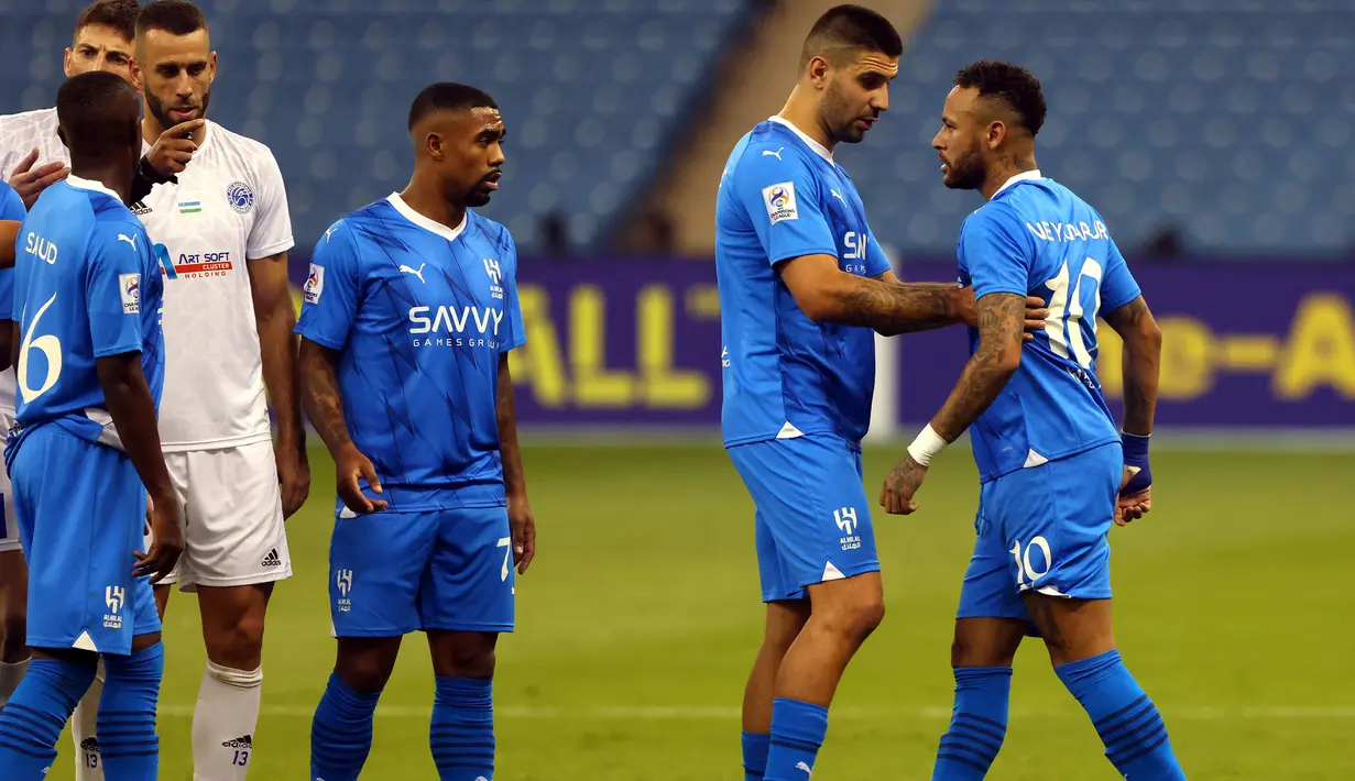 Striker Al Hilal, Aleksandar Mitrovic (kedua kanan) berusaha menenangkan rekannya, Neymar yang bersitegang dengan pemain PFC Navbahor pada laga Grup D Liga Champions Asia 2023/2024 di King Fahd International Stadium, Riyadh, Selasa (19/9/2023) dini hari WIB. (AFP/Fayez Nureldine)
