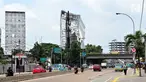 Sejumlah pengendara melintas di dekat papan reklame yang hampir roboh di kawasan Terminal Kampung Melayu, Jakarta (2/10). Hujan deras disertai angin kencang yang mengguyur Ibu Kota kemarin membuat papan reklame ini hampir roboh.(Liputan6.com/Helmi Afandi)