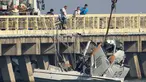 Sebuah pesawat amfibi menabrak jembatan di Shanghai, Tiongkok, Rabu (20/7). Pesawat amfibi ini mengalami kecelakaan di hari perdana mengudara. (REUTERS/Aly Song)
