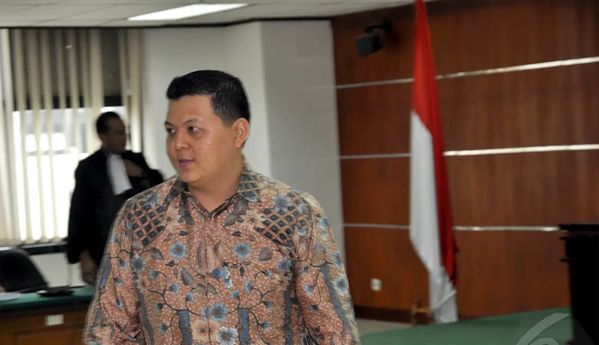 Terdakwa penyuapan Bupati Biak, Teddy Renyut saat menghadiri sidang vonis di Pengadilan Tipikor, Jakarta, Senin (27/10/2014). (Liputan6.com/Miftahul Hayat)