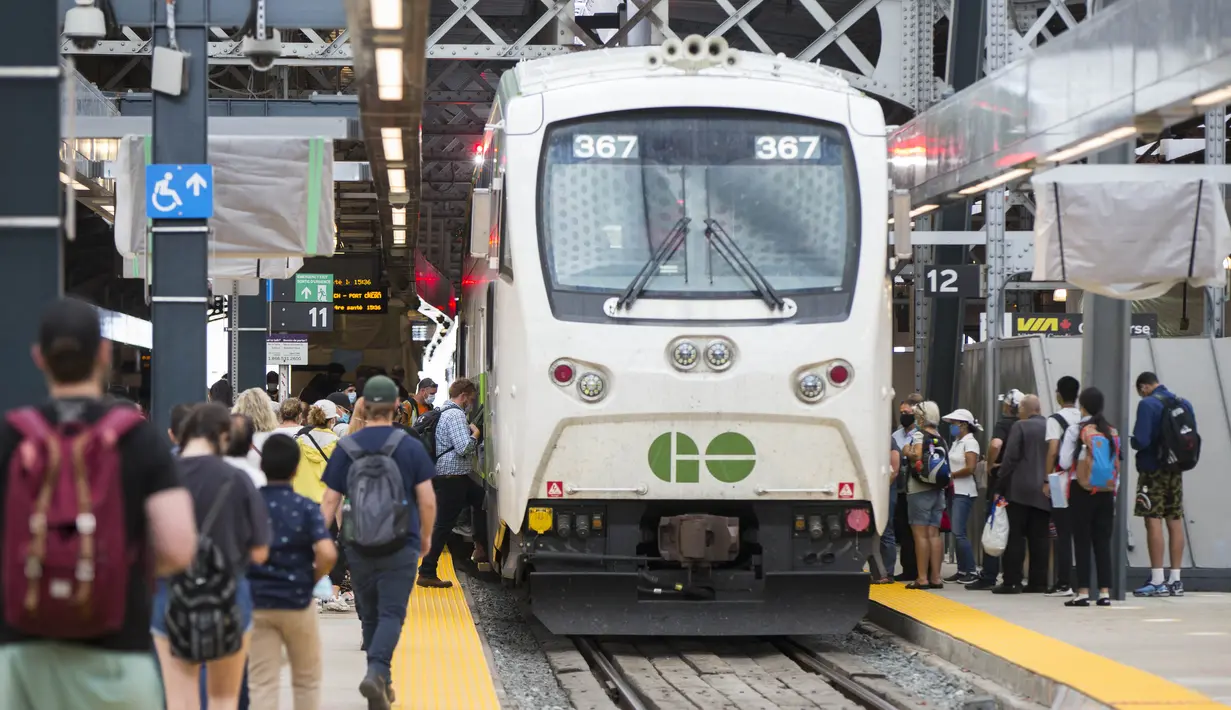 Sejumlah penumpang yang mengenakan masker bersiap menaiki kereta Go di Stasiun Union di Toronto, Kanada (21/7/2020). Mulai Selasa (21/7), para pelanggan layanan transportasi umum di Kanada, Go Transit, diwajibkan mengenakan masker atau penutup wajah. (Xinhua/Zou Zheng)