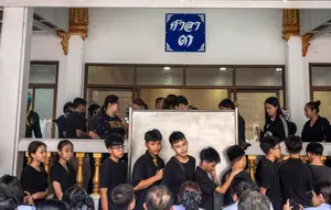 Ayah Pelaku Penembakan Sekolah Thailand Berlutut di Hadapan Keluarga Korban