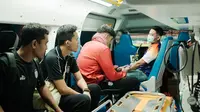 Pemain Bali United, Elias Dolah, di dalam ambulans menuju rumah sakit setelah mengalami benturan di bagian kepala dalam laga kontra Borneo FC di Stadion Segiri, Samarinda, pada pekan kedua BRI Liga 1 2023/2024, Sabtu (8/7/2023). (Bola.com/Alit Binawan)