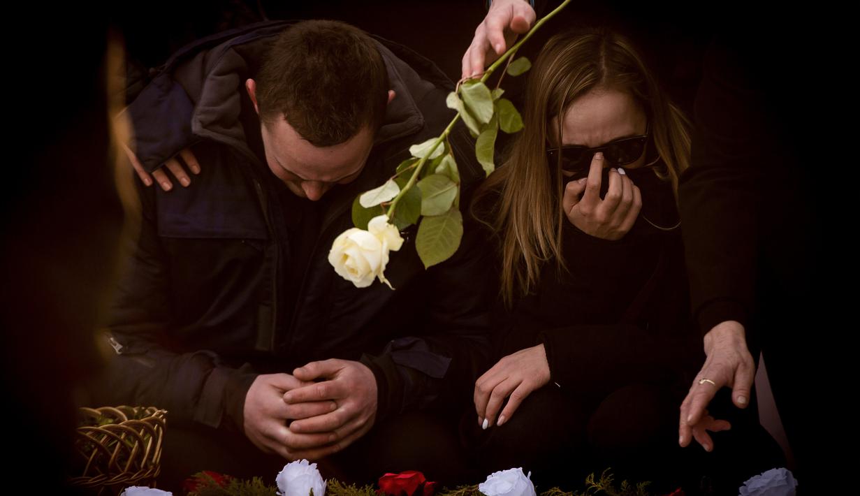 Kesedihan keluarga dan kerabat saat mengiringi pemakaman wartawan investigasi Jan Kuciak di Stiavnik, Slovakia (3/3). Sebelumnya, Kuciak dan pacarnya, Martina Kusnirova, dibunuh pada hari Minggu, 25 Februari 2018. (AFP Photo/Vladimir Simicek)