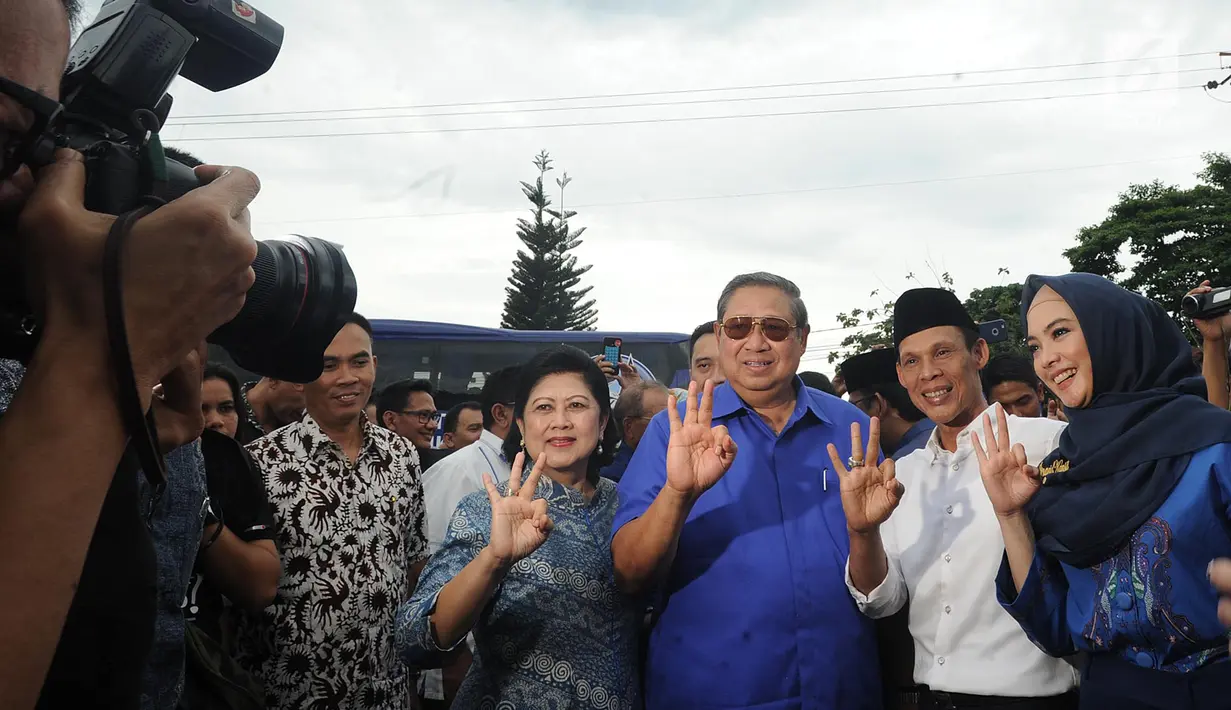 Gaya Ketua Umum Partai Demokrat Susilo Bambang Yudhoyono (SBY) bersama Ani Yudhoyono saat foto bareng pasangan cabup-cawabup Bogor Ade Ruhaendi-Inggrid Kansil ketika pengobatan massal di Ciampea, Bogor, Jawa Barat, (26/3). (Merdeka.com/Arie Basuki)