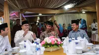 Ketua MPR dan DPR berbuka puasa bersama Presiden Jokowi dan Wapres Jusuf Kalla. (Liputan6.com/Faizal Fanani)