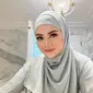 Sebelum mengunggah video lepas hijab, Nathalie Holscher menulis pesan haru untuk putranya, Adzam Adriansyah Sutisna. Ia minta maaf kepada anak. (Foto: Dok. Instagram @nathalieholscher)