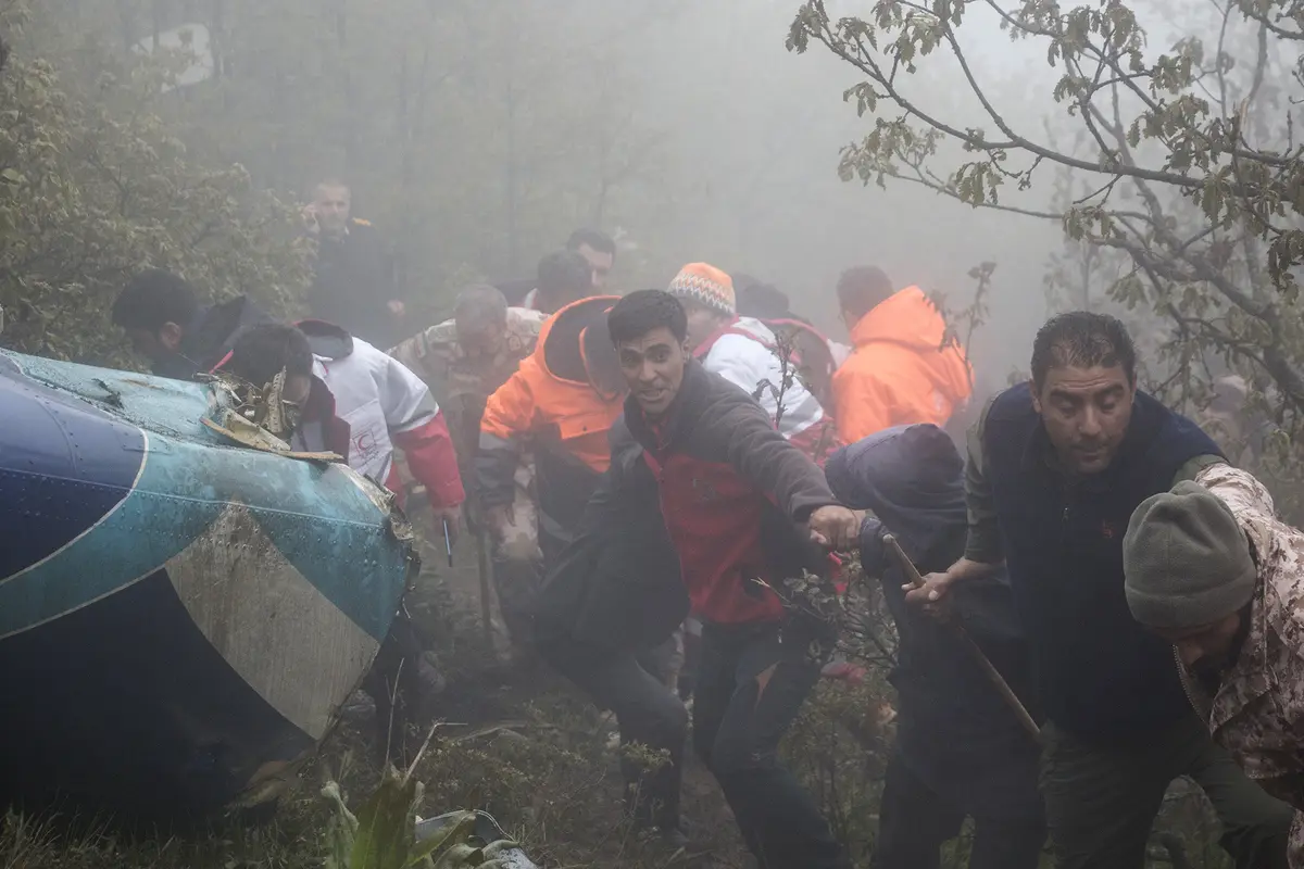Evakuasi Jenazah Presiden Iran Ebrahim Raisi yang Tewas dalam Kecelakaan Helikopter