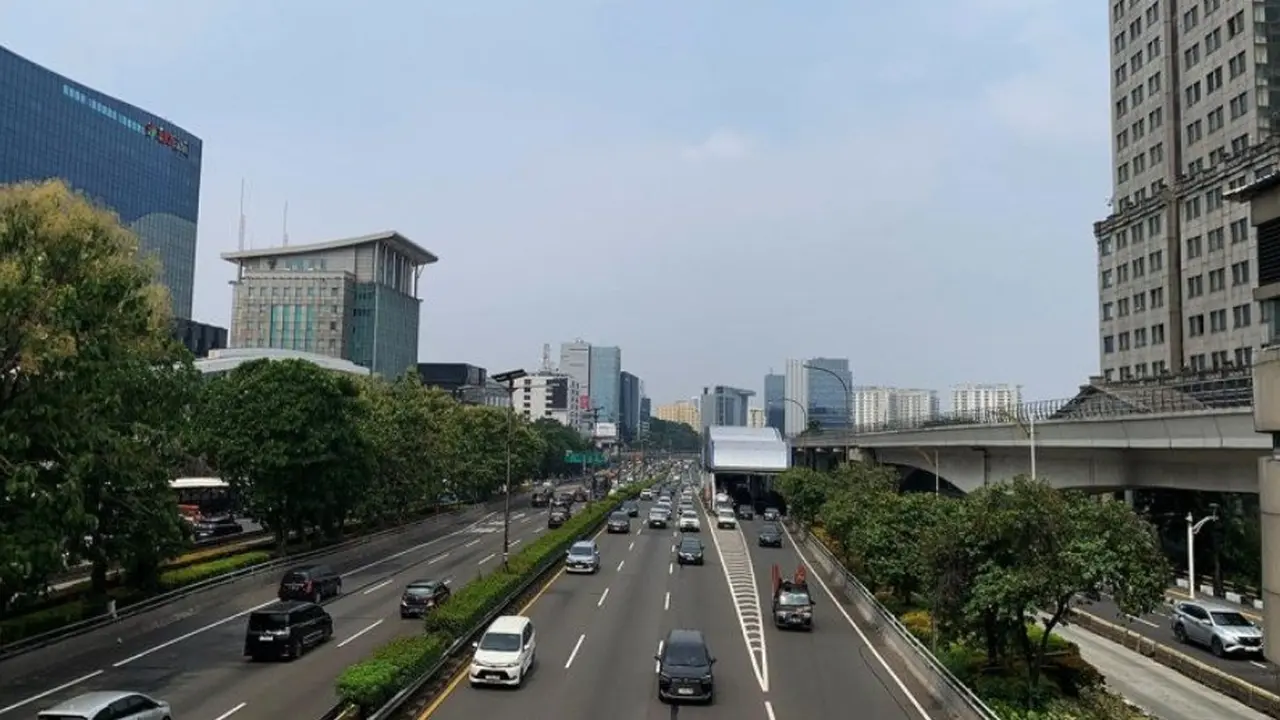 Sejumlah kendaraan melaju di kawasan Tol Dalam Kota Cikoko, Kecamatan Pancoran, Jakarta Selatan dalam kondisi cuaca cerah.