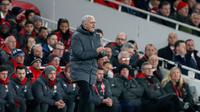 Pelatih Manchester United Jose Mourinho memberi arahan kepada pemainnya saat melawan Arsenal dalam pertandingan Liga Inggris di stadion Emirates, London (2/12). (AP Photo/Kirsty Wigglesworth)