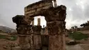 Sejumlah wisatawan mengunjungi situs arkeologi Citadel di Amman, ibu kota Yordania (26/11/2020). Situs arkeologi Citadel adalah sebuah situs bersejarah di pusat kota Amman, ibu kota Yordania. (Xinhua/Mohammad Abu Ghosh)