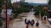 Banjir melanda Kota Solok pada akibat hujan yang mengguyur sejak Senin (11/1/2021). (Liputan6.com/ Novia Harlina)