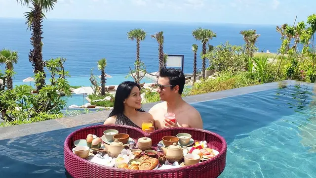 Anniversary 10 Tahun pernikahan. (dok. @titi_kamall/https://www.instagram.com/p/BtpoGG3HXzq/Indah Permata Niska)