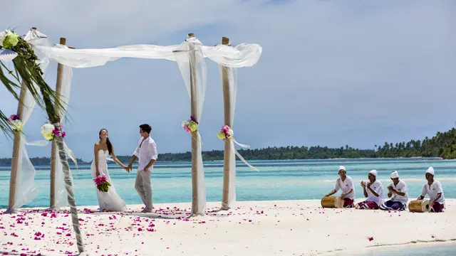 Pernikahan di pantai dengan genderang dari Bodu Beru