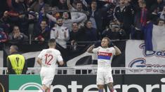 Aksi Pemain Lyon, Memphis Depay (kanan) merayakan golnya ke gawang Everton pada laga grup E Europe League di Groupama Stadium, Lyon, (2/11/2017). Everton kalah 0-3. (AP/Laurent Cipriani)